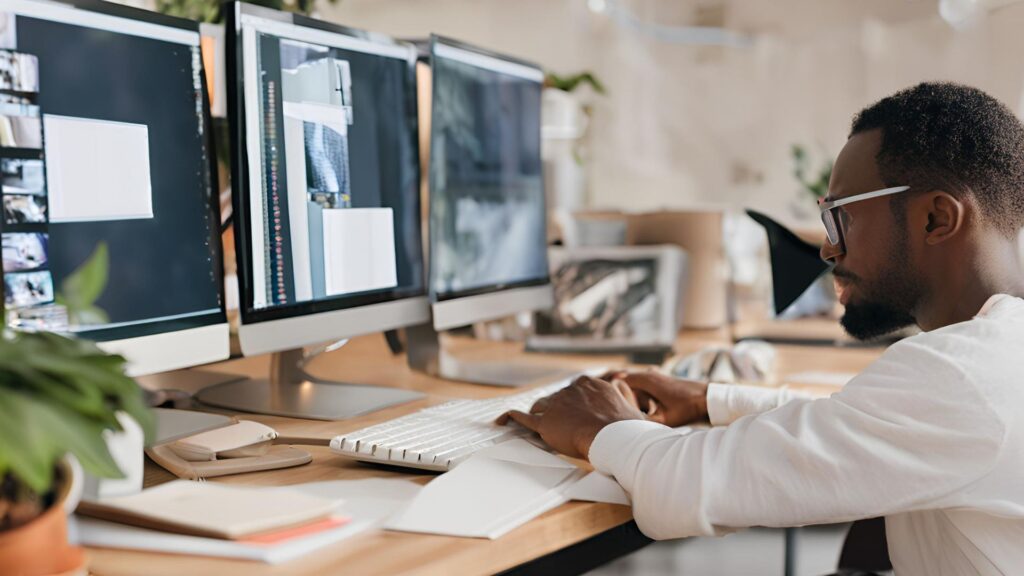 IA Generativa. Homem trabalhando no computador